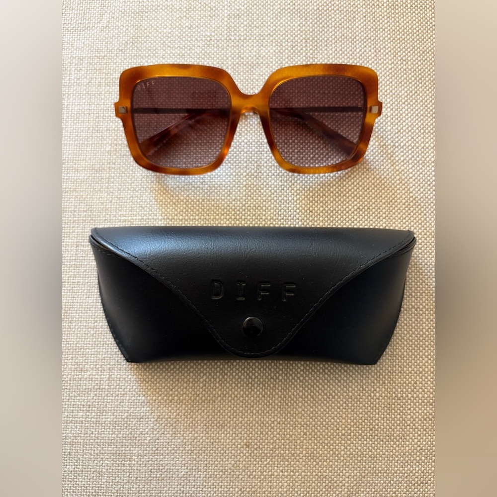 Like New Diff Iconic Oversized Square Sandra Sunglasses  Havana Tortoise